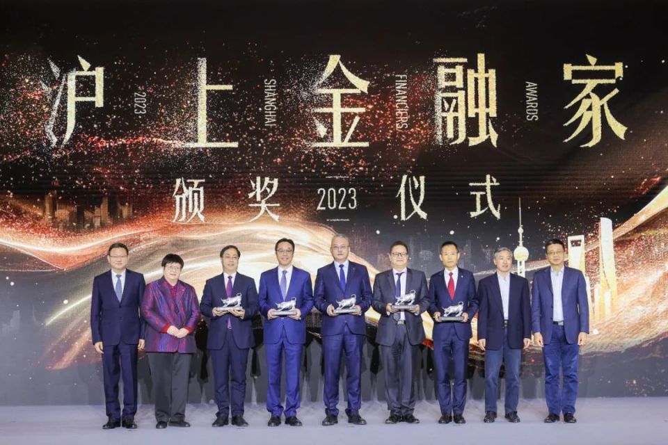 永诚保险党委书记董事长许坚荣获2023沪上金融行业领军人物大奖