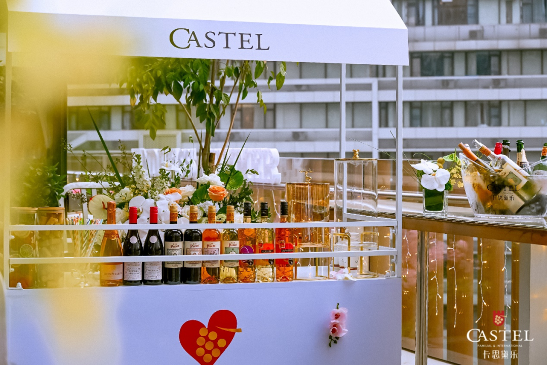 感受鎏金之夜卡思黛乐快闪酒吧即将亮相第110届成都春糖