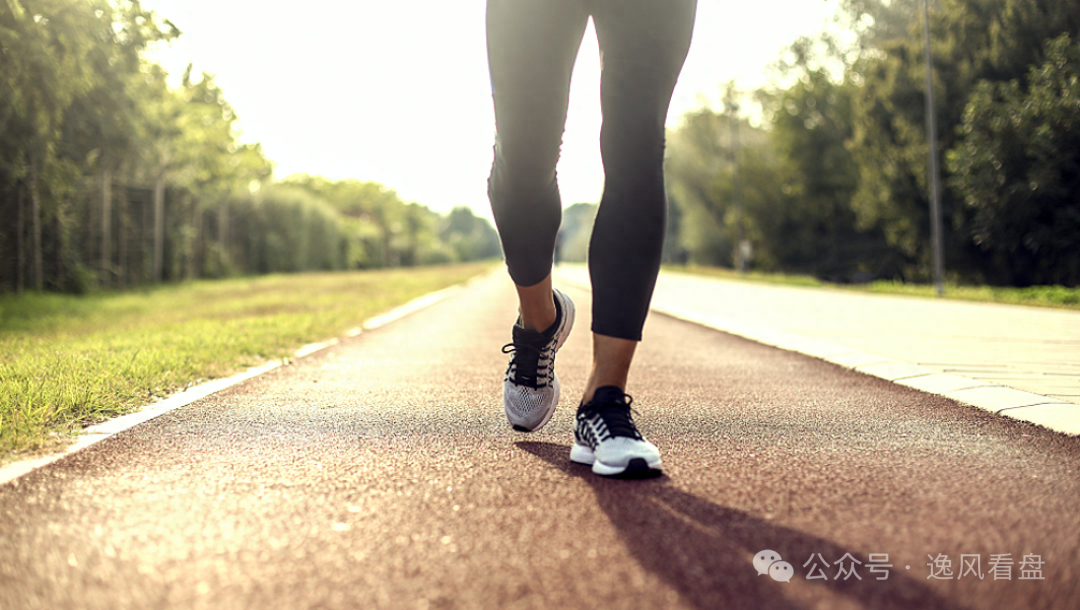 走路姿势暴露人品这两种走路姿势的人没啥本事