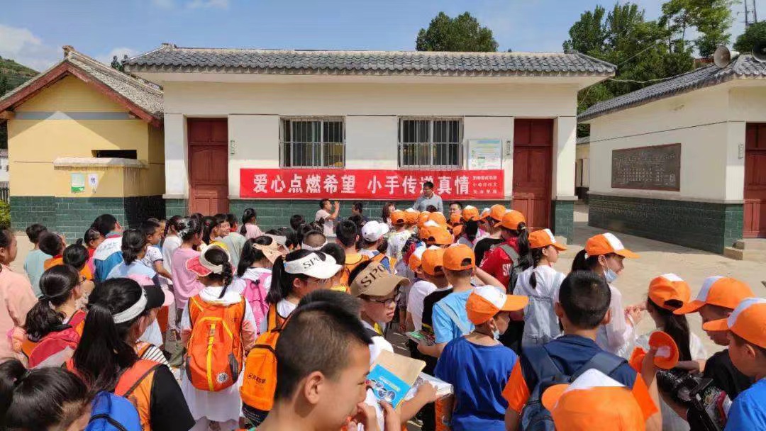 传递书香气息,近日,广东爱心企业家刘作成向四川大凉山区内希望小学又