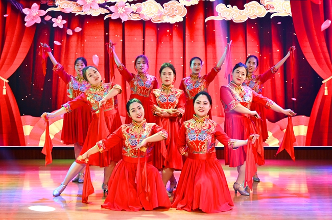 盂县路家村镇文艺汇演庆三八载歌载舞展风采