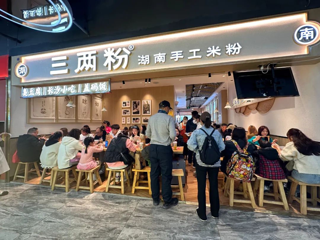 1000食客进店嗦粉三两粉如何凭手工米粉节爆单