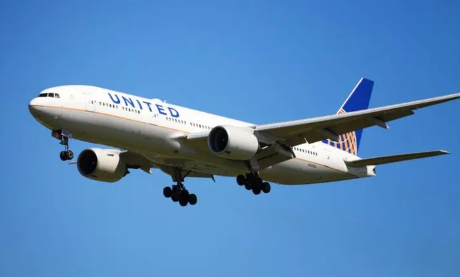 美联航一波音客机飞行中轮胎掉落致多辆地面汽车被砸