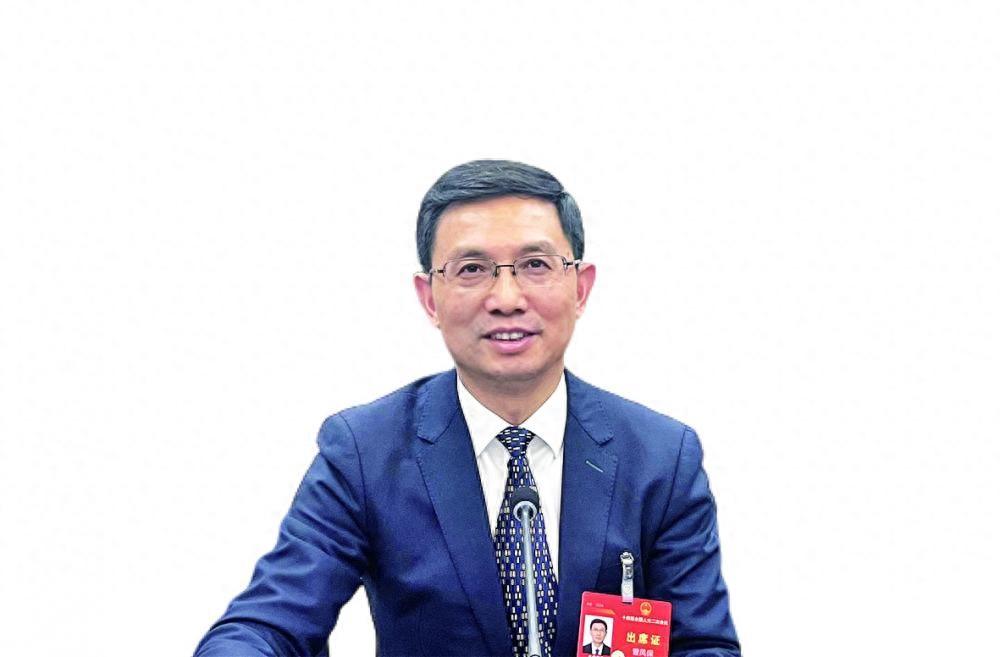 全国人大代表汕头市市长曾风保贸字当先工字为本全力塑造工商皆旺的