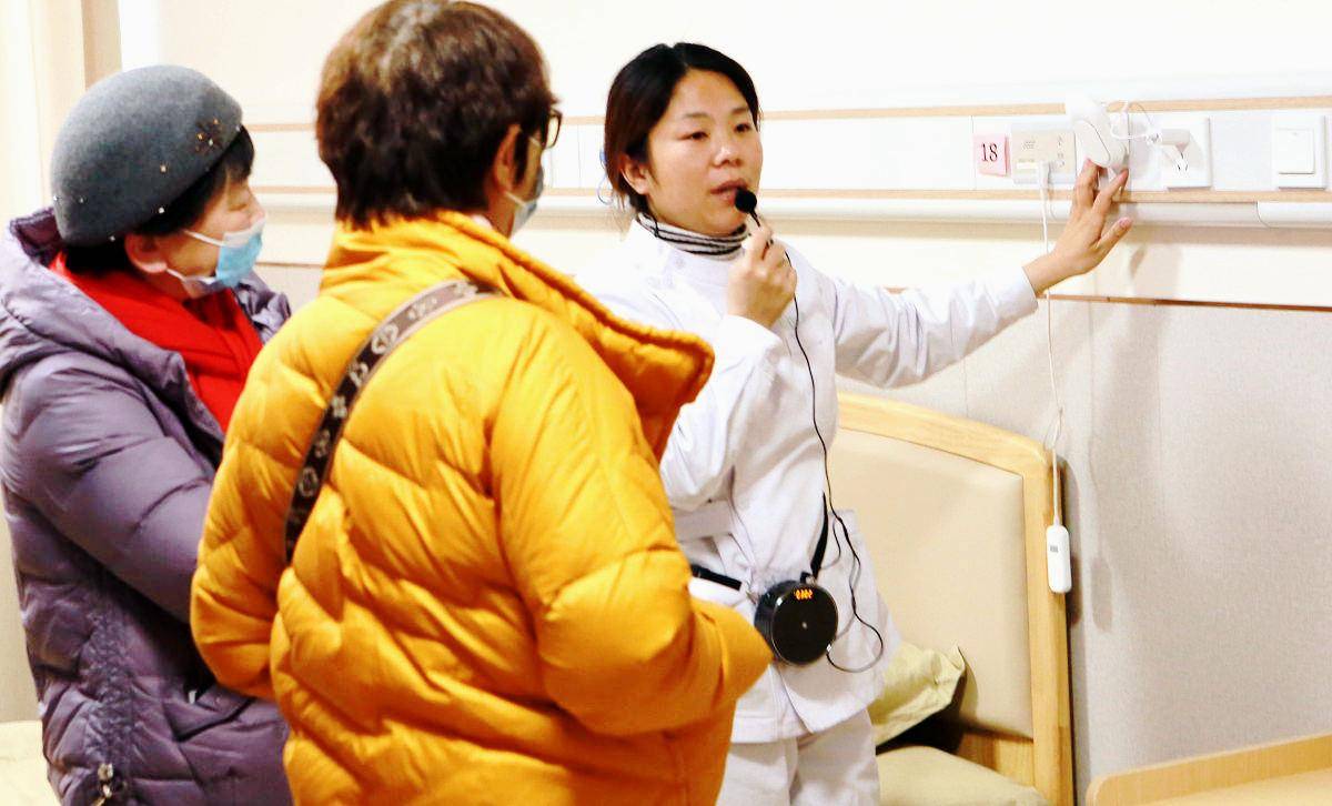 护理人员向老人介绍室内智能设备老人们在棋牌室娱乐老人们在使用设备