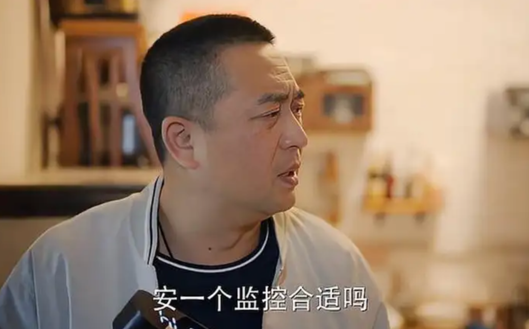 《房战》剧照 监控安好了,母亲没有学会从手机查看监控,但母亲知道了