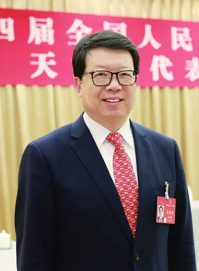 全国人大代表中国铁塔董事长张志勇推进行业大模型和边缘算力高质量