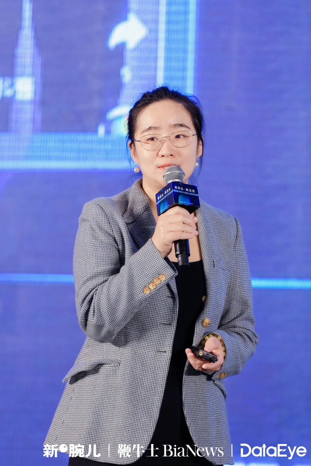 新腕儿主理人,陈中致辞.峰会全场主持人,汪聪.