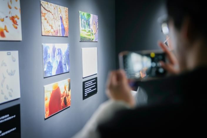 也有不少玩家直奔原画展区,这里展出了周浩嵩导演与团队绘制的pv原画