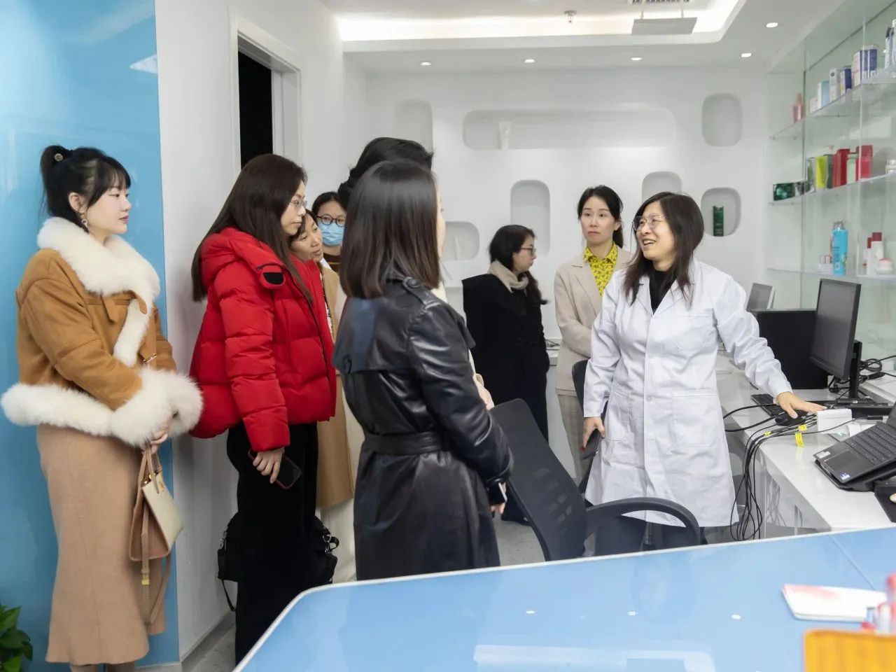 丽人丽妆携手徐汇区知联会共庆三八国际妇女节