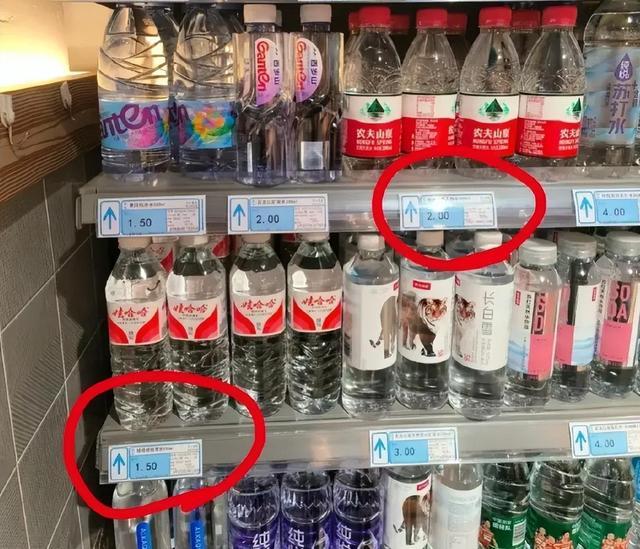 此前在超市的货架上可以看出明显的对比,农夫山泉的矿泉水被放在比较