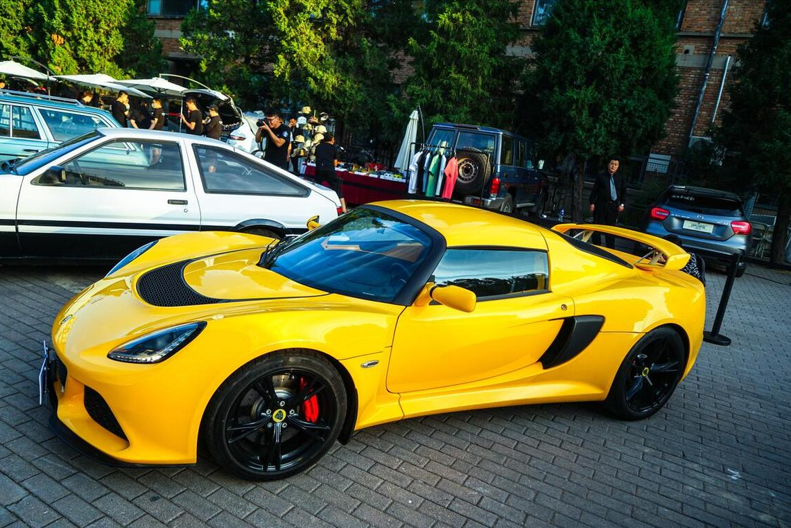 先是以比亚迪为首的电动汽车轮番降价,在"电比油低"的价格战中打生