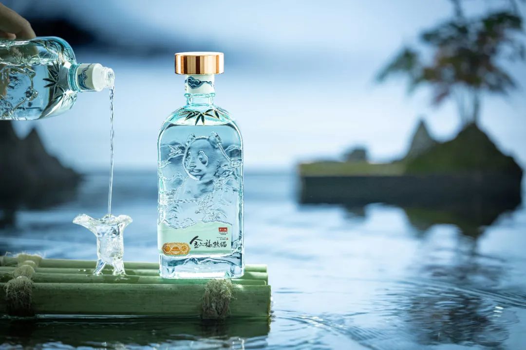 活动当天,从去年"春糖"火爆至今的金六福战略产品——金六福·熊猫将