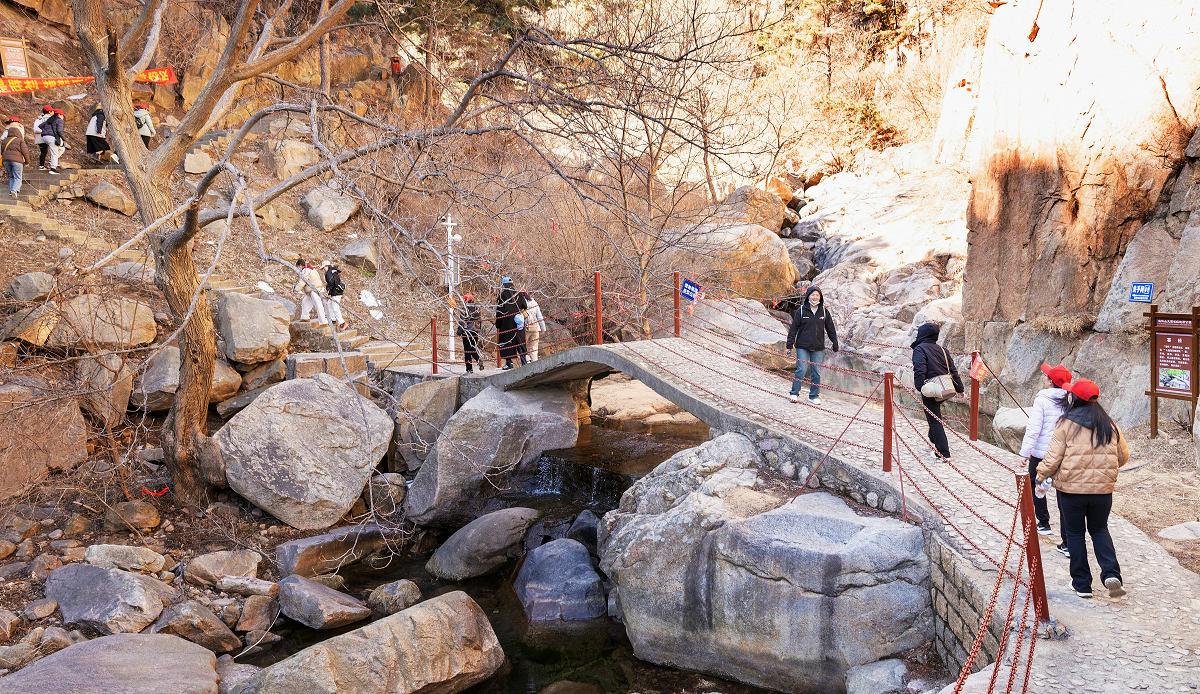 泰安市泰山区传承好家风徒步登山比赛在龙湾地质公园举办