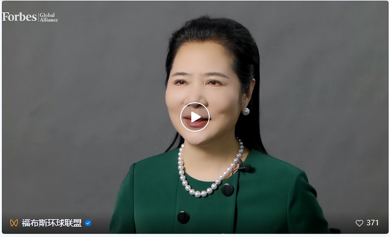 中国美业百强颁奖盛典上诗碧曼集团ceo欧阳柳与美业精英巅峰对话