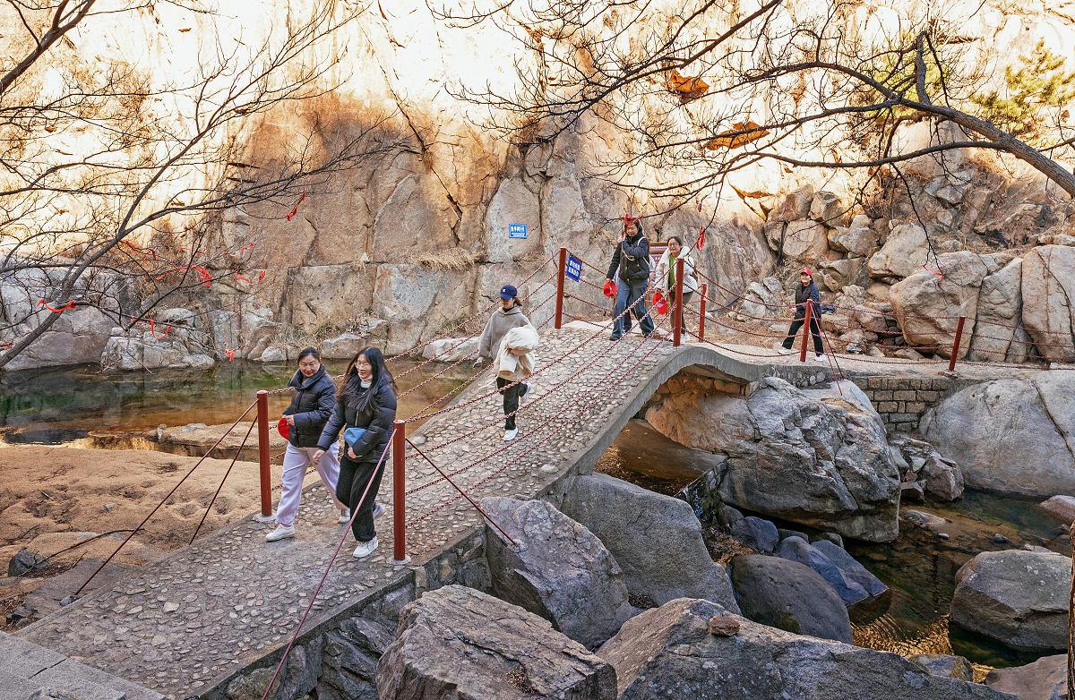 泰安市泰山区传承好家风徒步登山比赛在龙湾地质公园举办