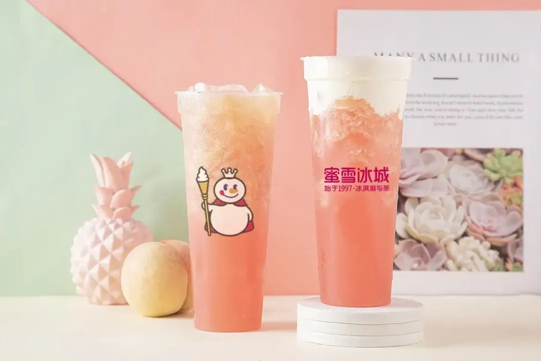 蜜雪冰城方面,去年"蜜雪冰城回应顾客在饮品中喝到大蟑螂"的话题也曾