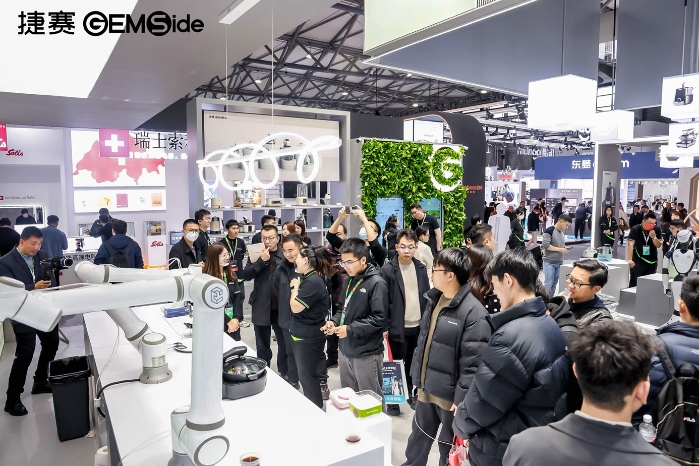 捷赛炒菜机器人及全系产品亮相AWE2024-家电圈官网