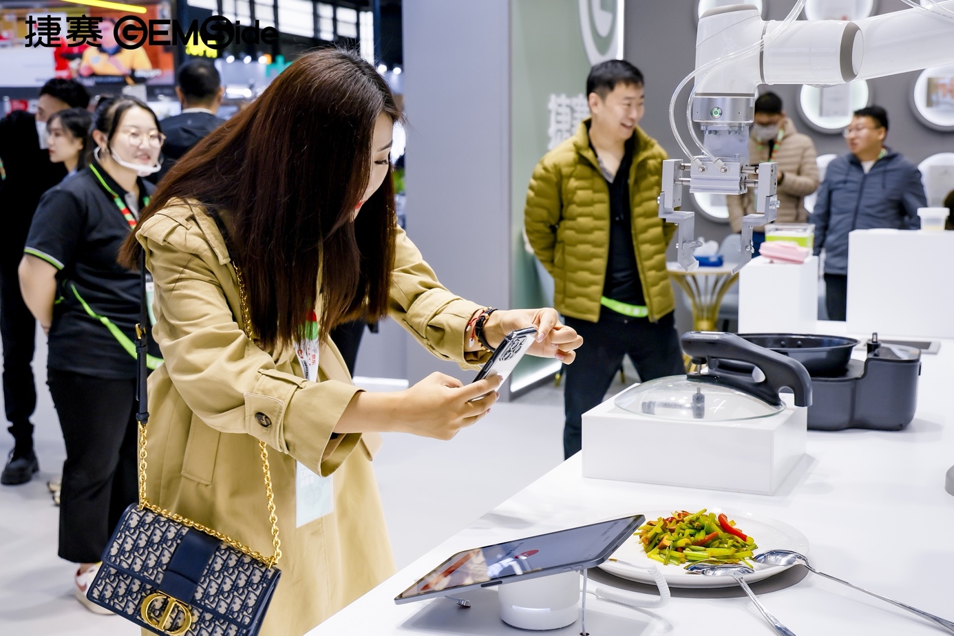 捷赛炒菜机器人及全系产品亮相AWE2024-家电圈官网