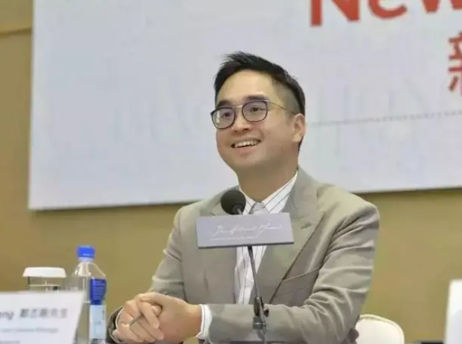 周大福太子爷郑志刚36岁接手千亿资产每天都在给市民发钱