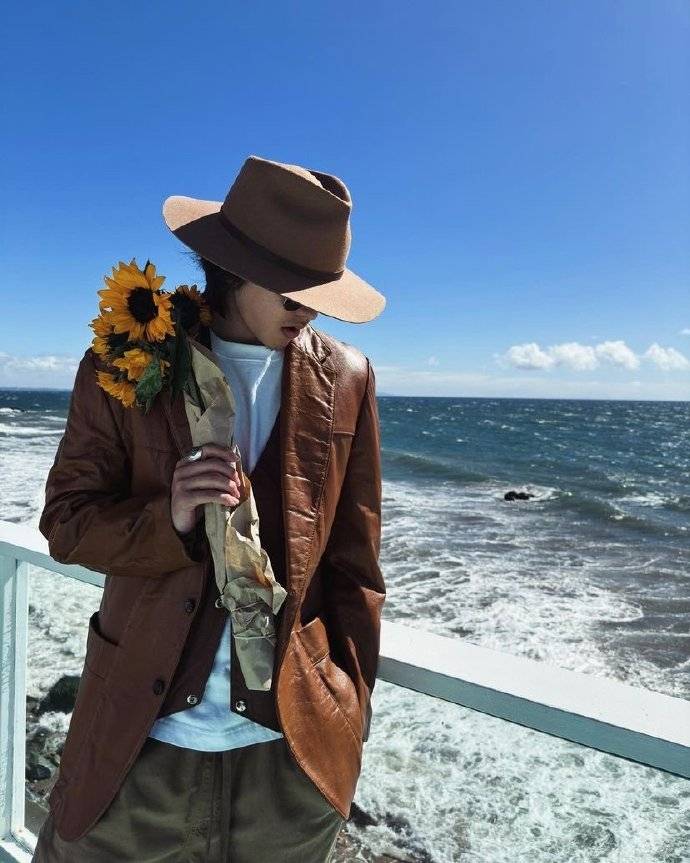 向日葵作为一种寓意阳光,希望和自信的花卉,在蔡徐坤的手中显得格外生