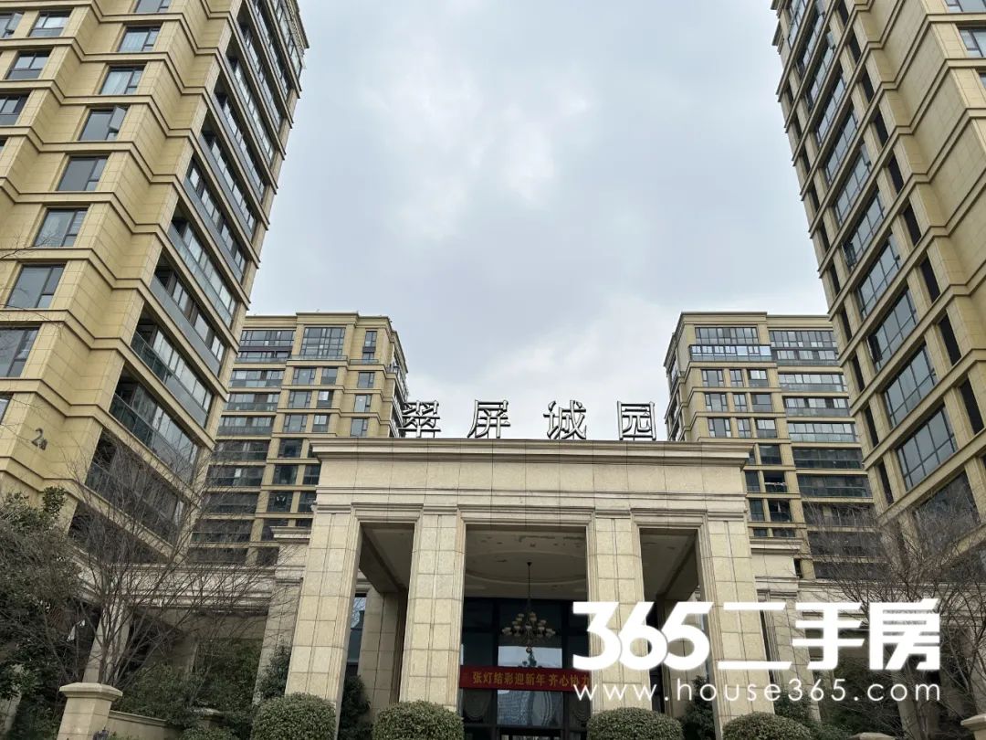 即便是最早交付的一期,楼栋的外立面也依旧崭新,窗墙比很大,而且都是