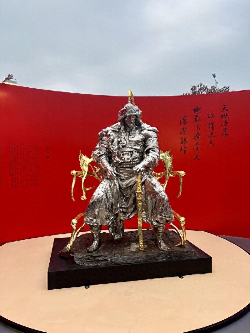 值得注意的是,由雕塑艺术家任哲创作的金庸角色人