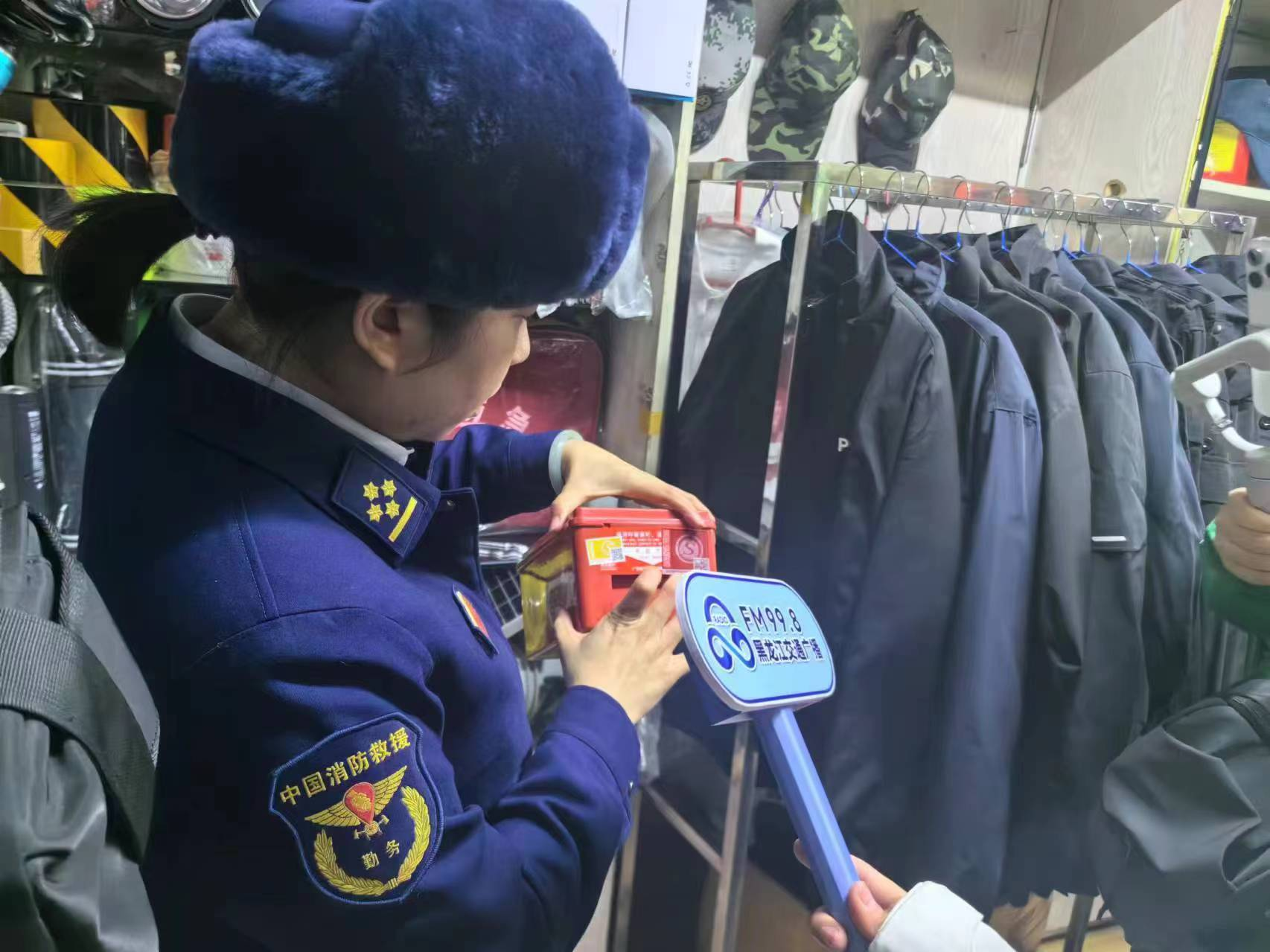 消防产品展示区,通过发放"3·15消防产品鉴别小技能"宣传单,手提袋