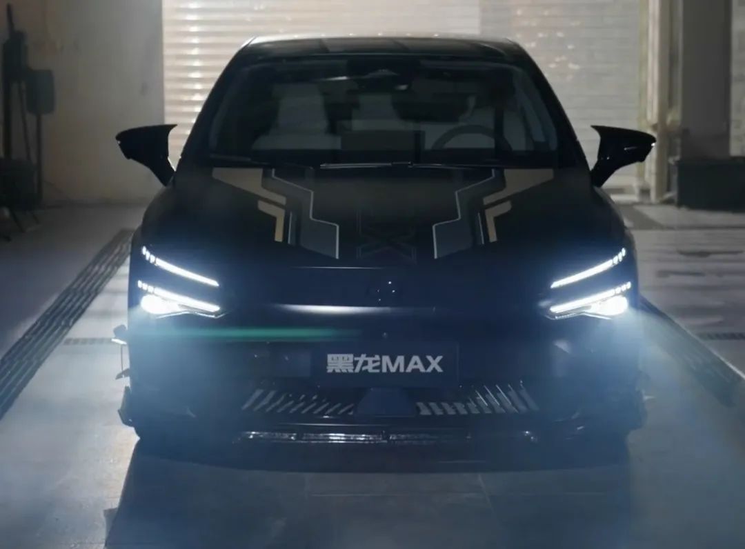 改装车,基于埃安aion s max打造而来,设计灵感来源于经典的黑武士风格