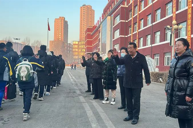 热辣滚烫逐梦想龙行龘龘启新程吉林江城中学开学第一天