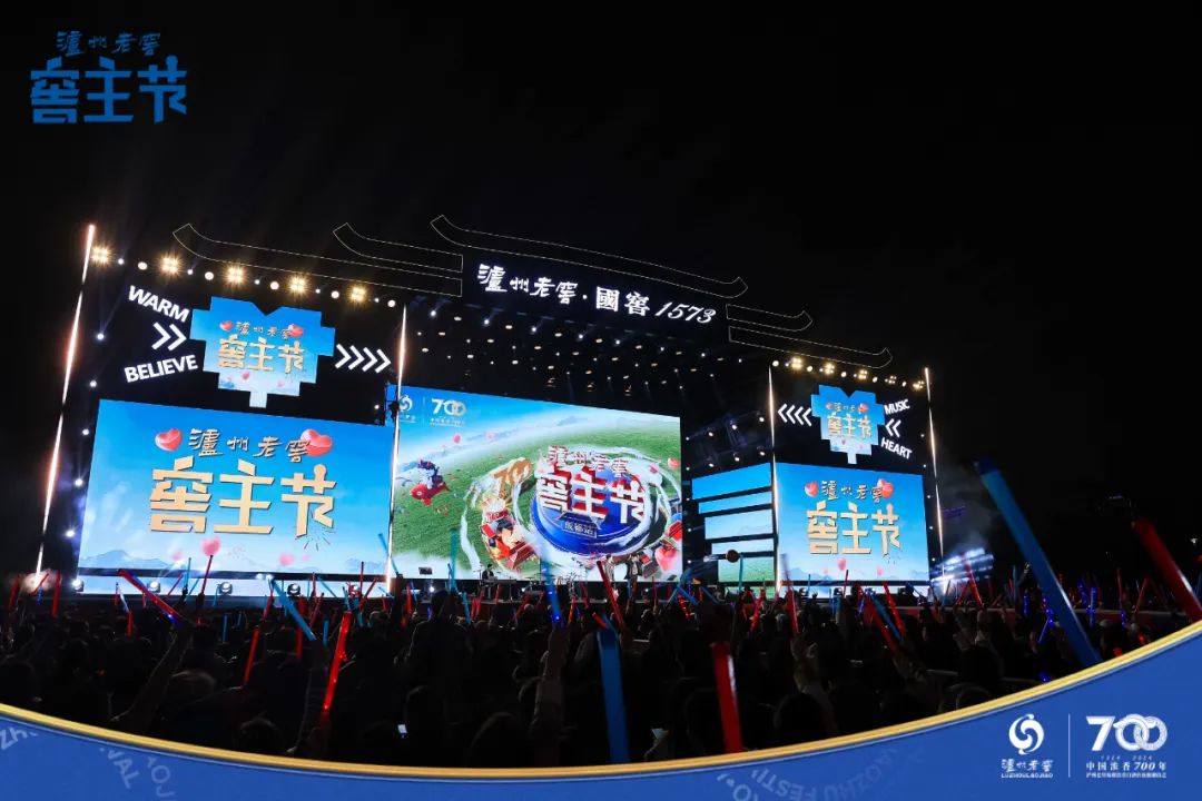 胡海泉在窖主节现场演唱音乐狂欢夜,音乐才子胡海泉激情开麦,一首首