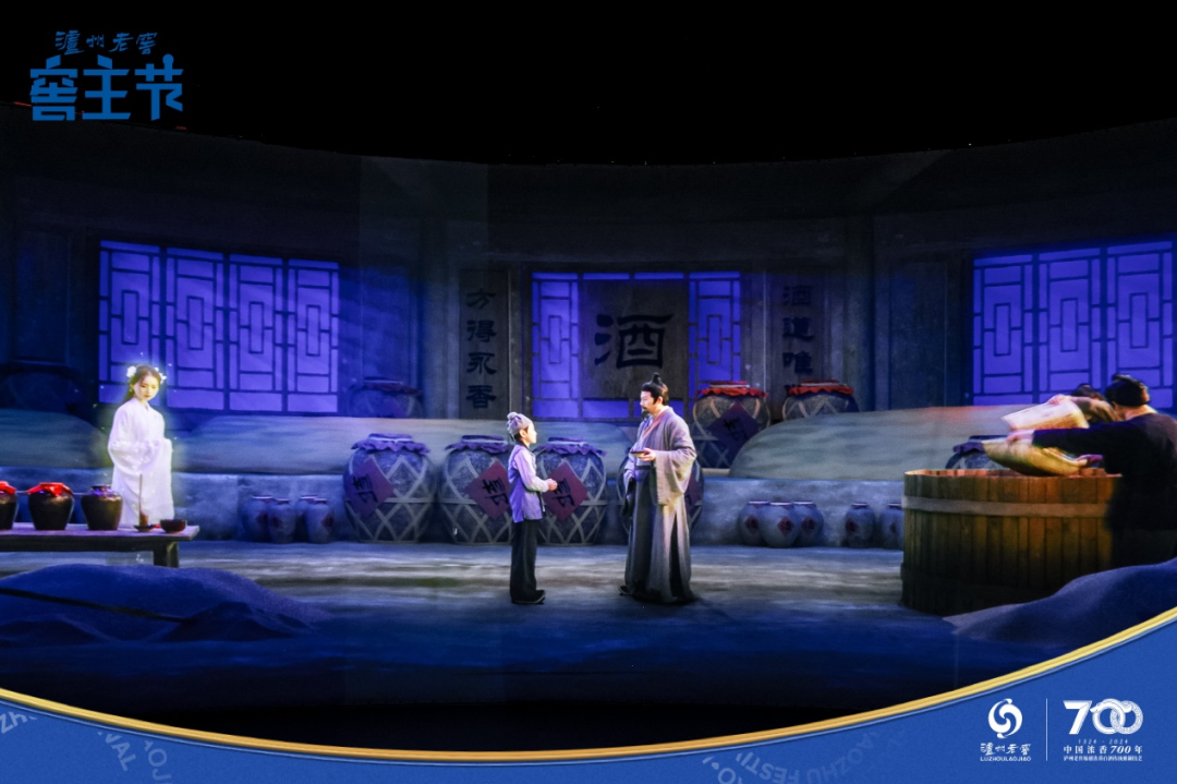 区域,窖主们沉浸式感受了700年不断代传承的泸州老窖酒传统酿制技艺