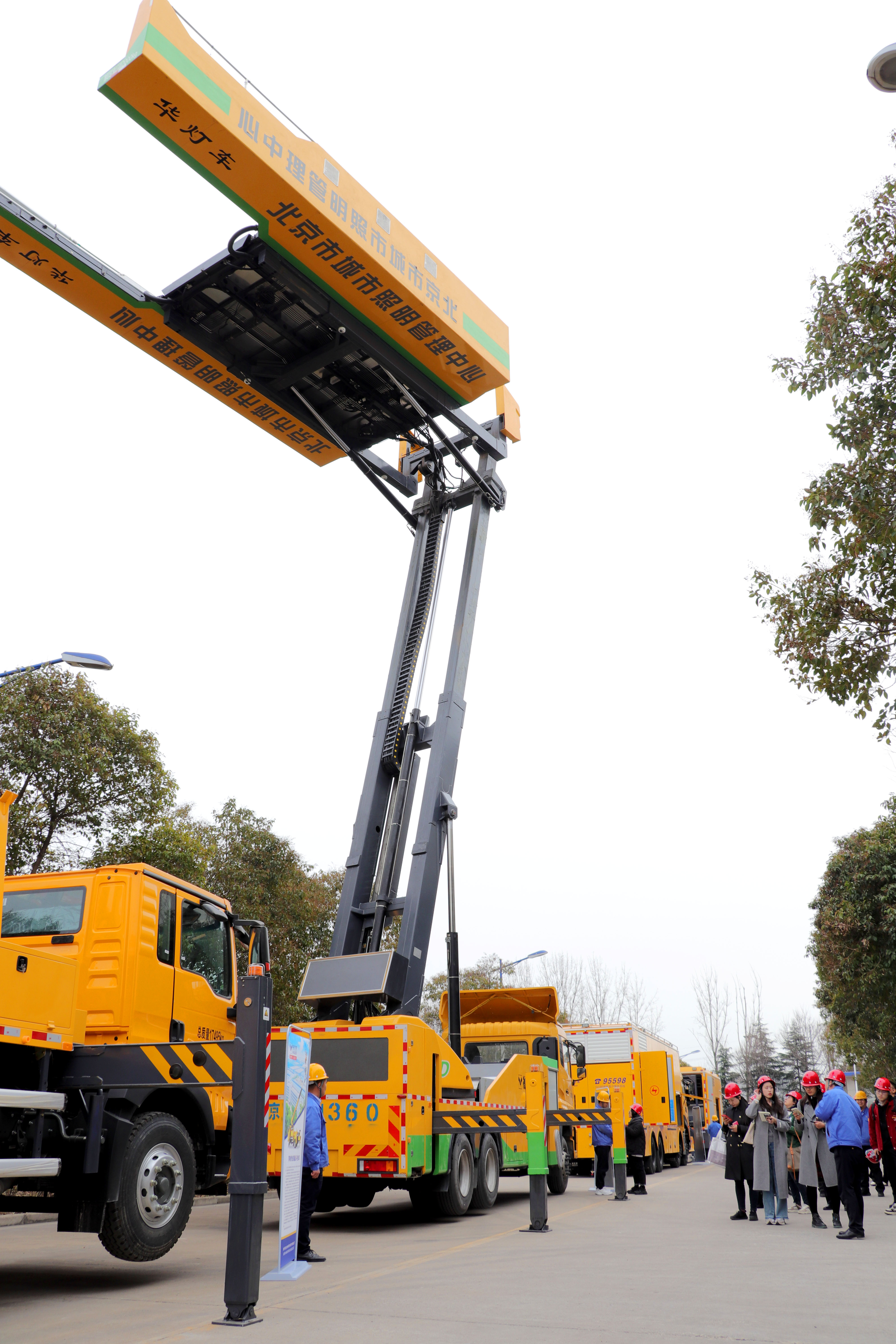 高空作业车高空系留无人机灭火消防车演示高空系留无人机灭火消防车