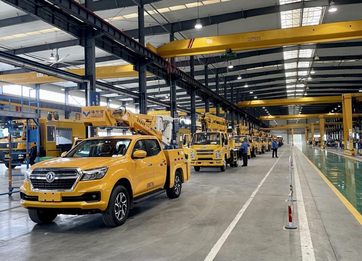 一台最小高度,最灵活的皮卡型混合臂不停电作业高空作业车即将下线