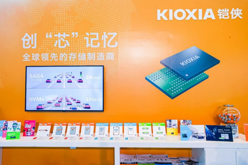 在本次峰会上,铠侠电子(中国)有限公司董事长兼总裁冈本成之上台致辞