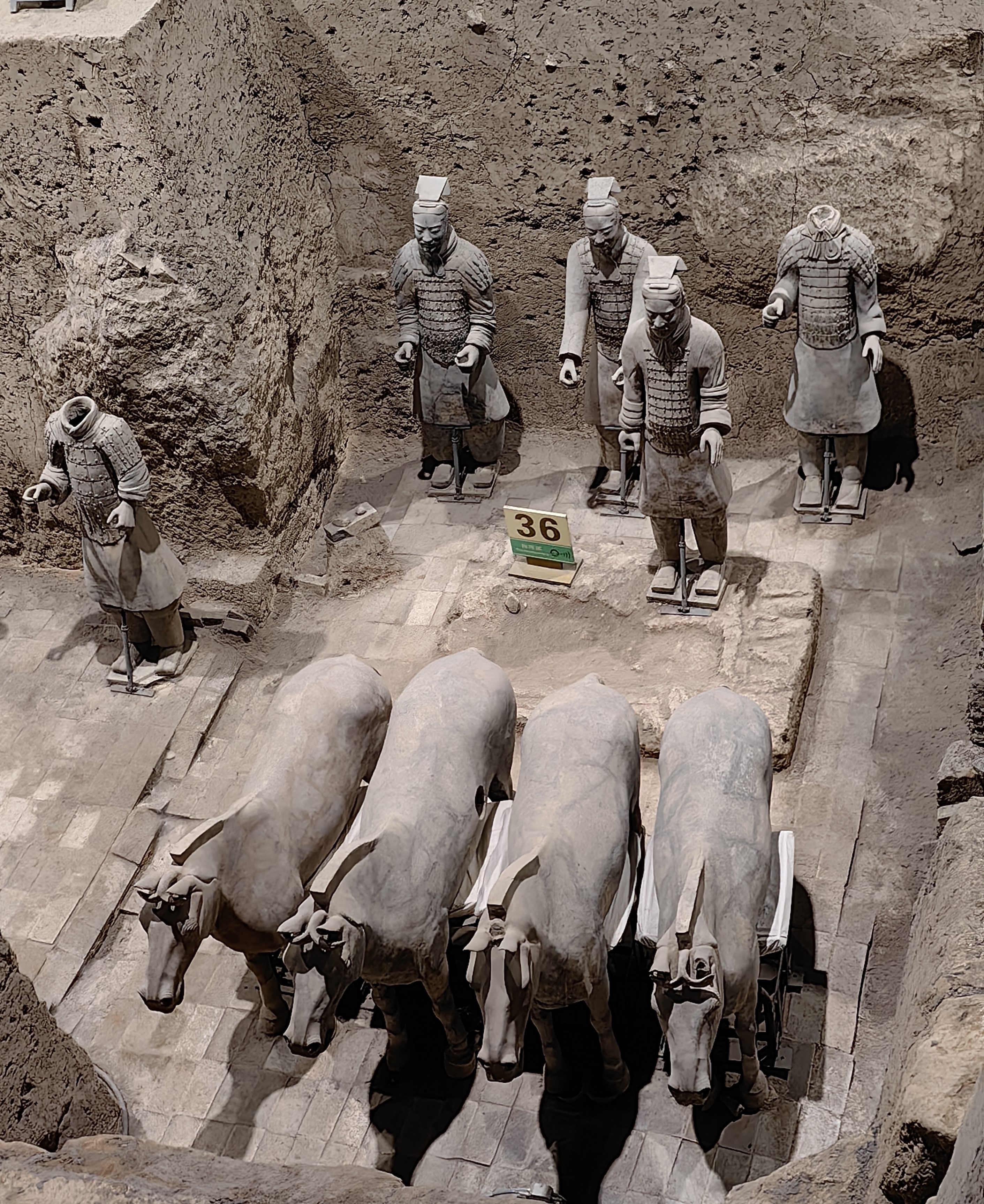 秦始皇陵 3 号坑出土的驾车陶马与卫士俑专家推断,如果将1 号坑称为"