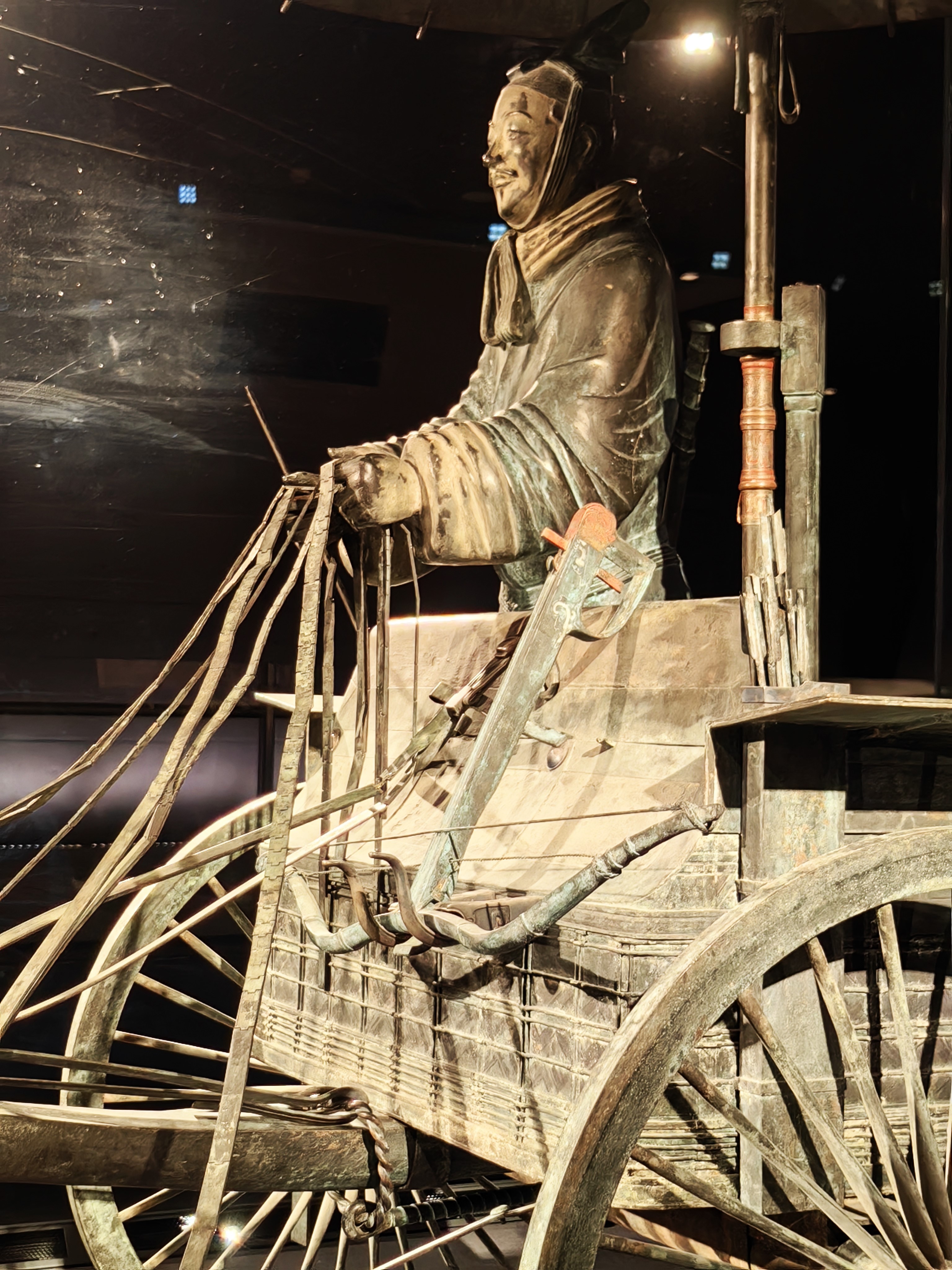 据考古勘探及兵马俑坑的位置,>研究者认为秦始皇陵的朝向为坐西向东.