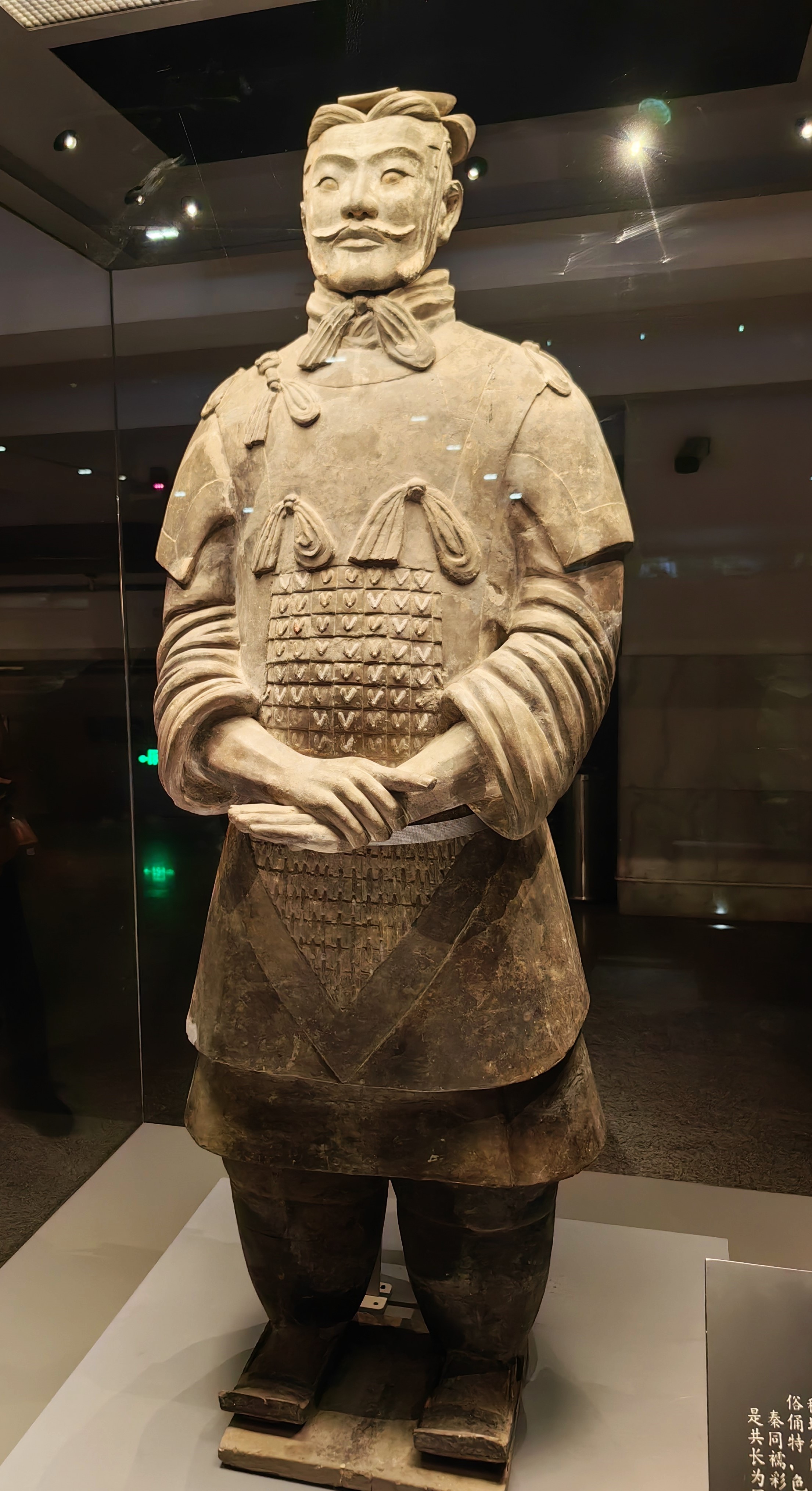 将军俑除兵马俑外,在秦始皇陵区内还出土了文官俑和百戏俑.