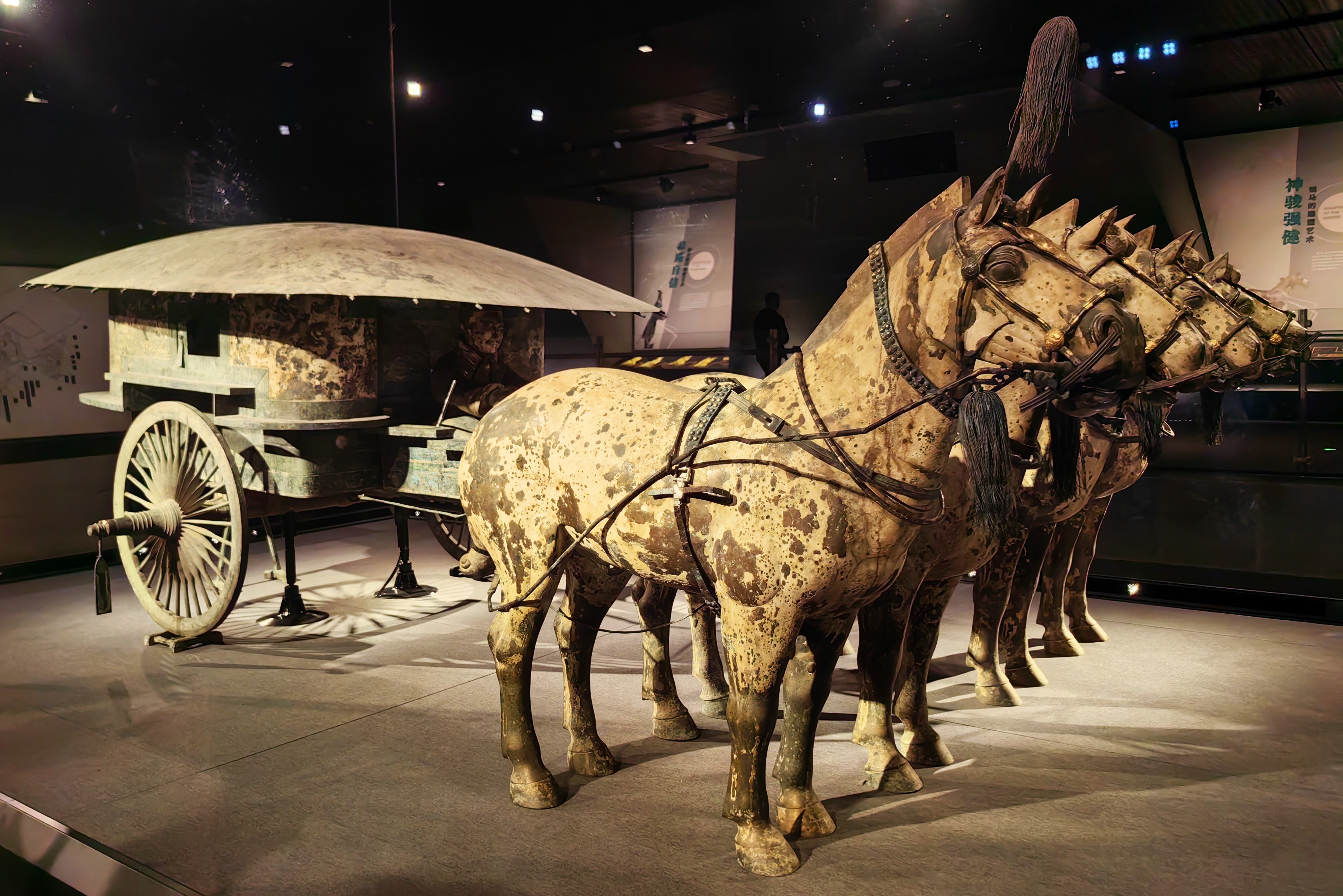 秦始皇陵铜车马 2 号车这两套铜车马结构复杂,细