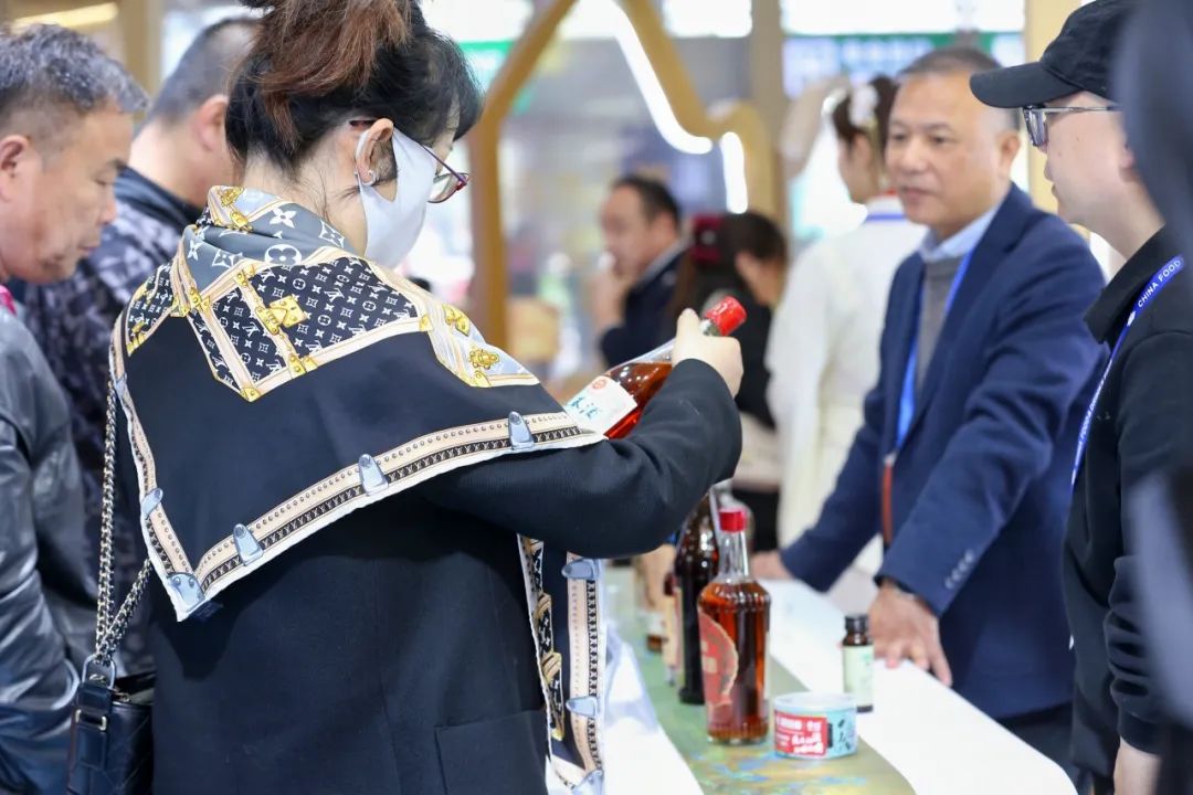 春糖盛大启幕古越龙山精彩亮相