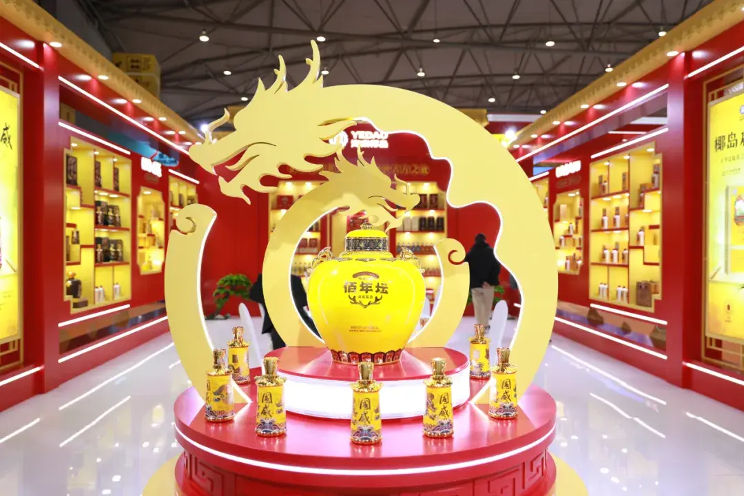 在展厅里,椰岛鹿龟酒甄选版为代表的保健酒系列产品,椰岛海王酒,椰岛