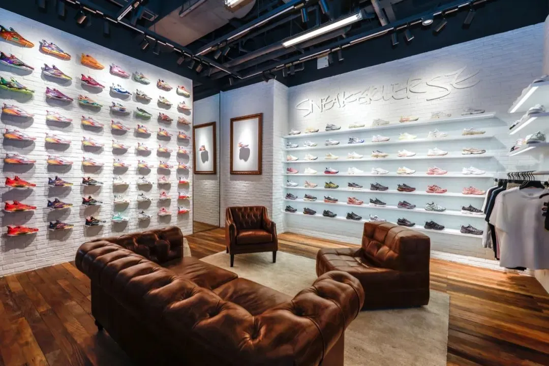 整面墙,颜色极为丰富的篮球鞋,另一侧是和nba球星凯里61欧文(kyrie