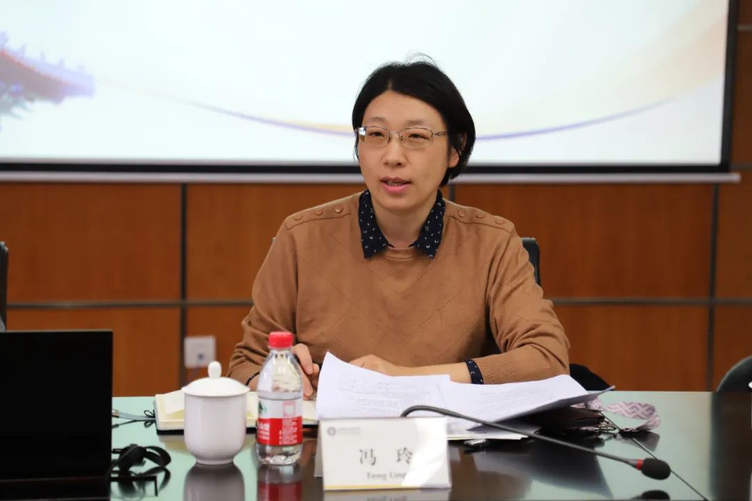 高维和,金融学院副院长冯玲分别介绍了商学院和金融学院的行政架构