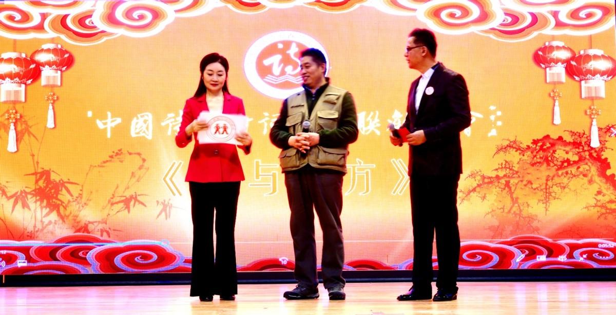 中国动漫春晚会标)著名诗人李远山为本届春晚创作10米书法长卷,诗人