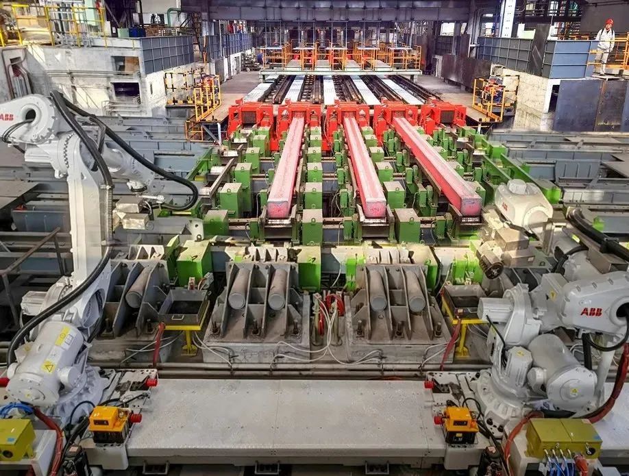 近日,三钢二炼钢大方坯连铸机两台ramon机械手自动喷号机器人正式投入