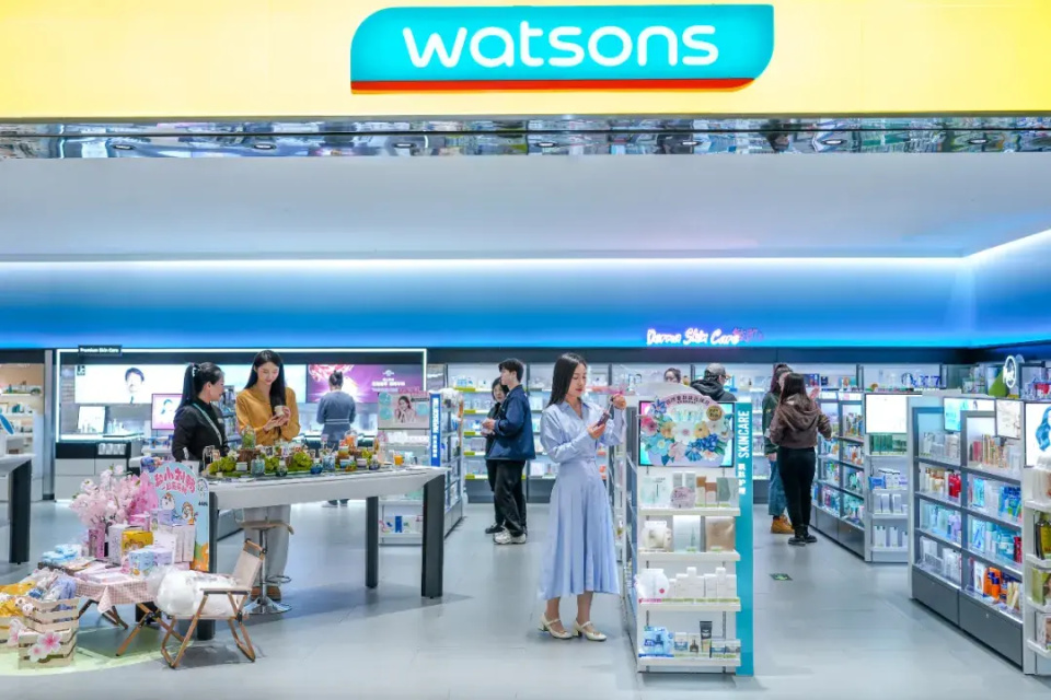 在北京,上海,广州,武汉,重庆,成都等城市,屈臣氏推出了第11代店铺,从