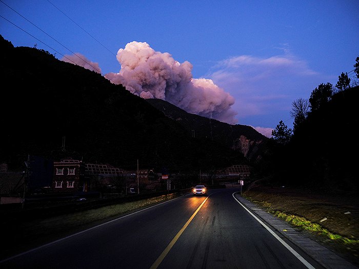 图集打灭山火就像一场战役消防员在四川雅江的十个日夜