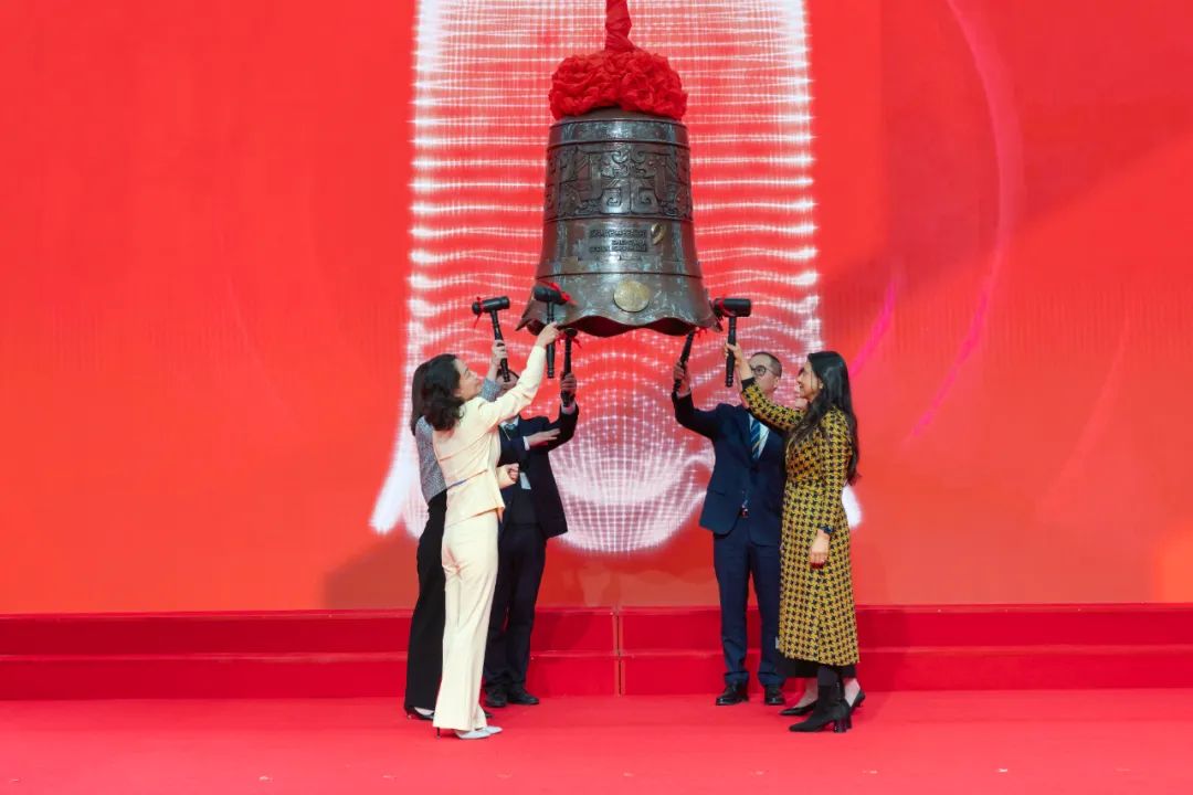 领益智造出席深交所为性别平等敲钟仪式