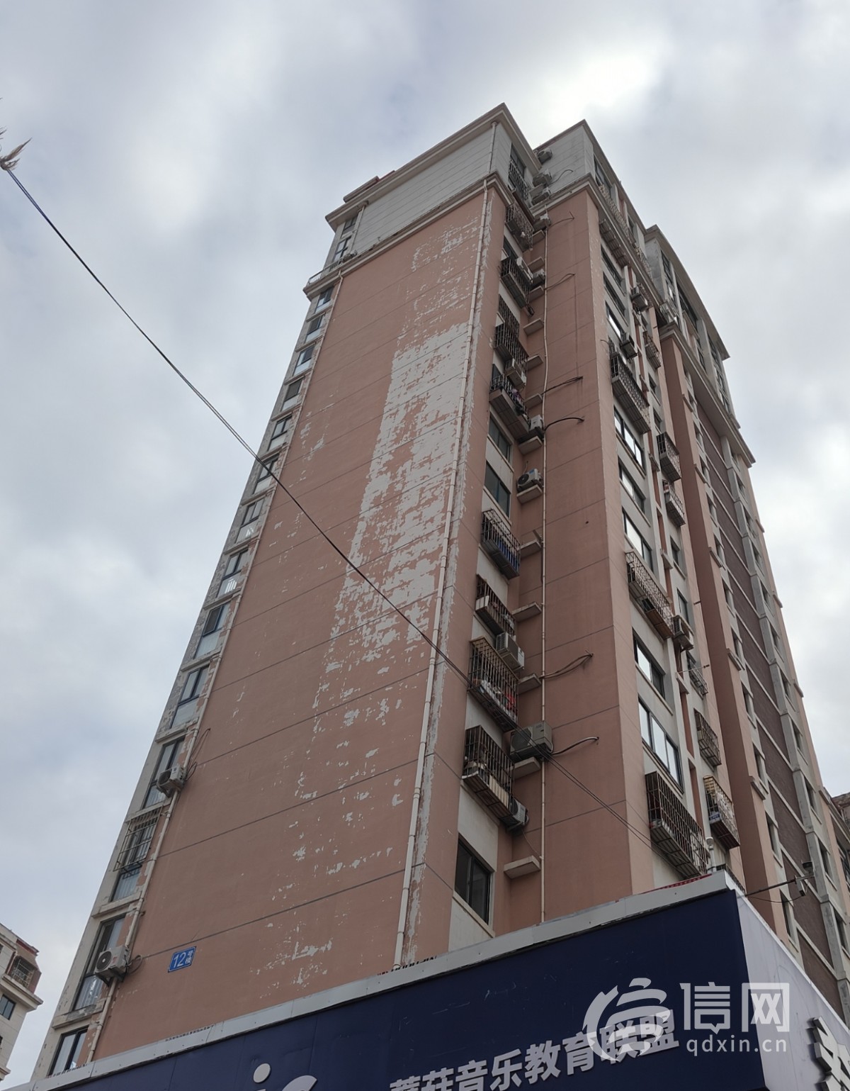 北村新苑小区外墙皮脱落存在安全隐患