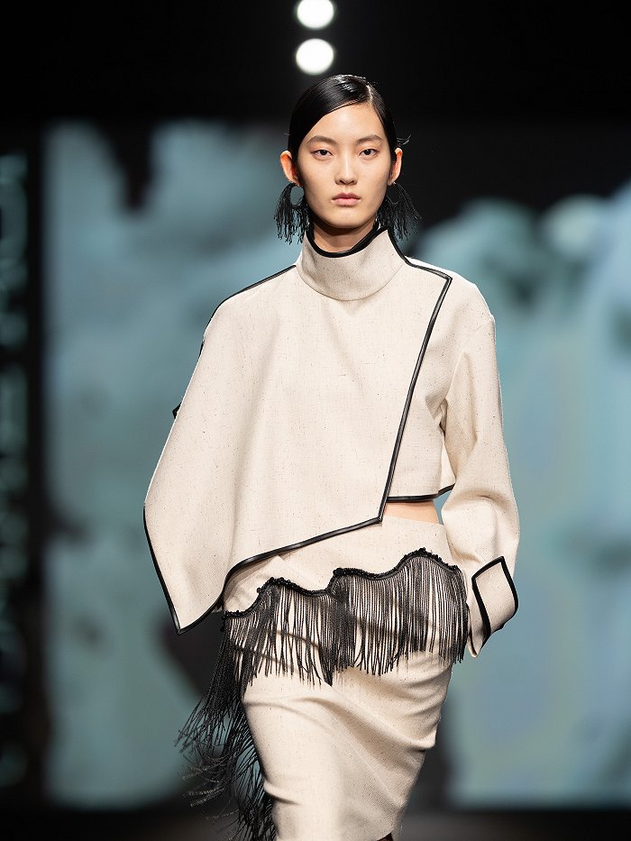 衣柜里永远缺的那一条裙子就在秀场上2024秋冬上海时装周